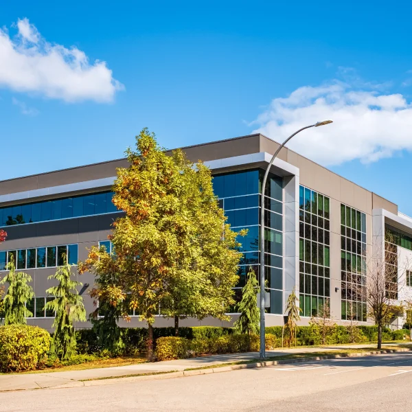 Bâtiment de bureaux spacieux avec un grand parking, disponible à la vente.