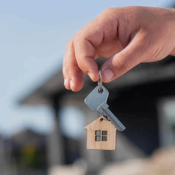 Une personne tenant une clé de maison, symbolisant l'achat d'une propriété à Gatineau.