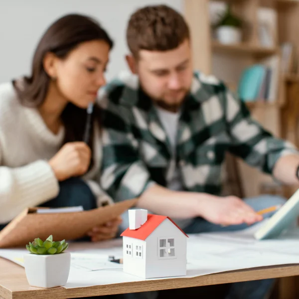 Un couple regarde un modèle de maison à vendre.