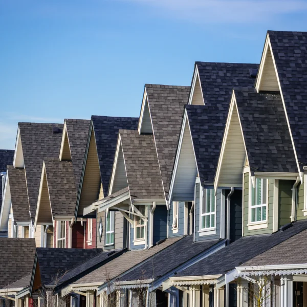 Une rangée de maisons à Gatineau avec des toits de différentes couleurs.