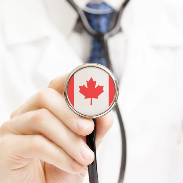Un médecin tenant un stéthoscope aux couleurs du drapeau canadien, symbolisant la santé et le patriotisme.