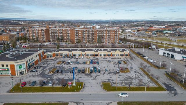 28 Boul. du Mont-Bleu 201